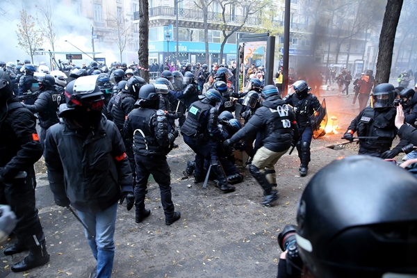 Foto - Fransa sokakları savaş alanına döndü