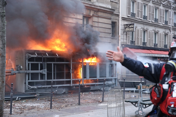 Foto - Fransa sokakları savaş alanına döndü