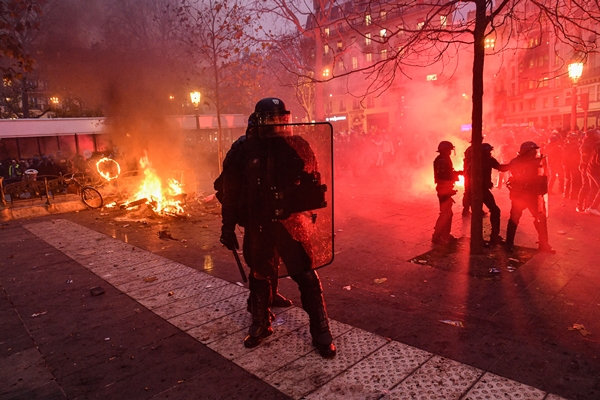 Foto - Fransa sokakları savaş alanına döndü