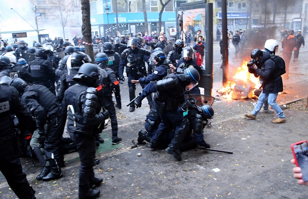 Foto - Fransa sokakları savaş alanına döndü