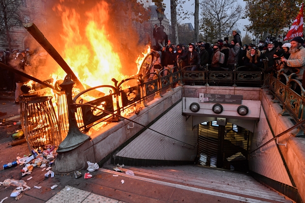 Foto - Fransa sokakları savaş alanına döndü