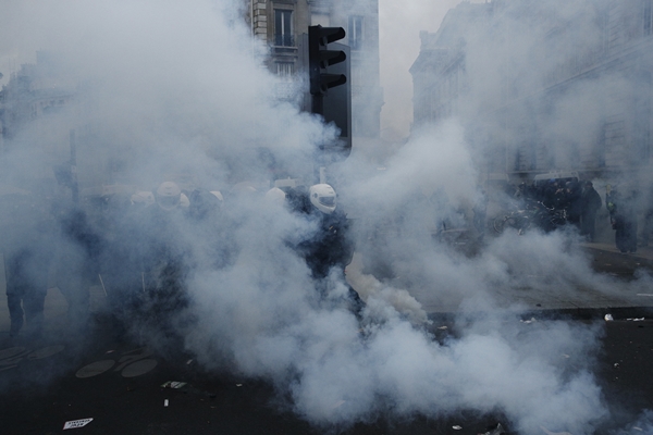 Foto - Fransa sokakları savaş alanına döndü