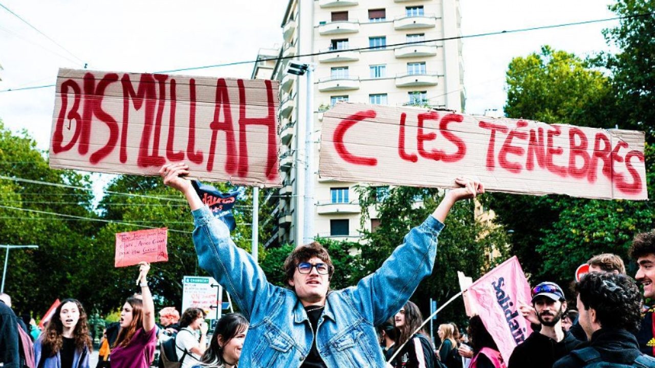Foto - Fransa sokaklarında yayılan ‘Bismillah’ pankartının sırrı çözüldü! Bir anda slogan haline geldi