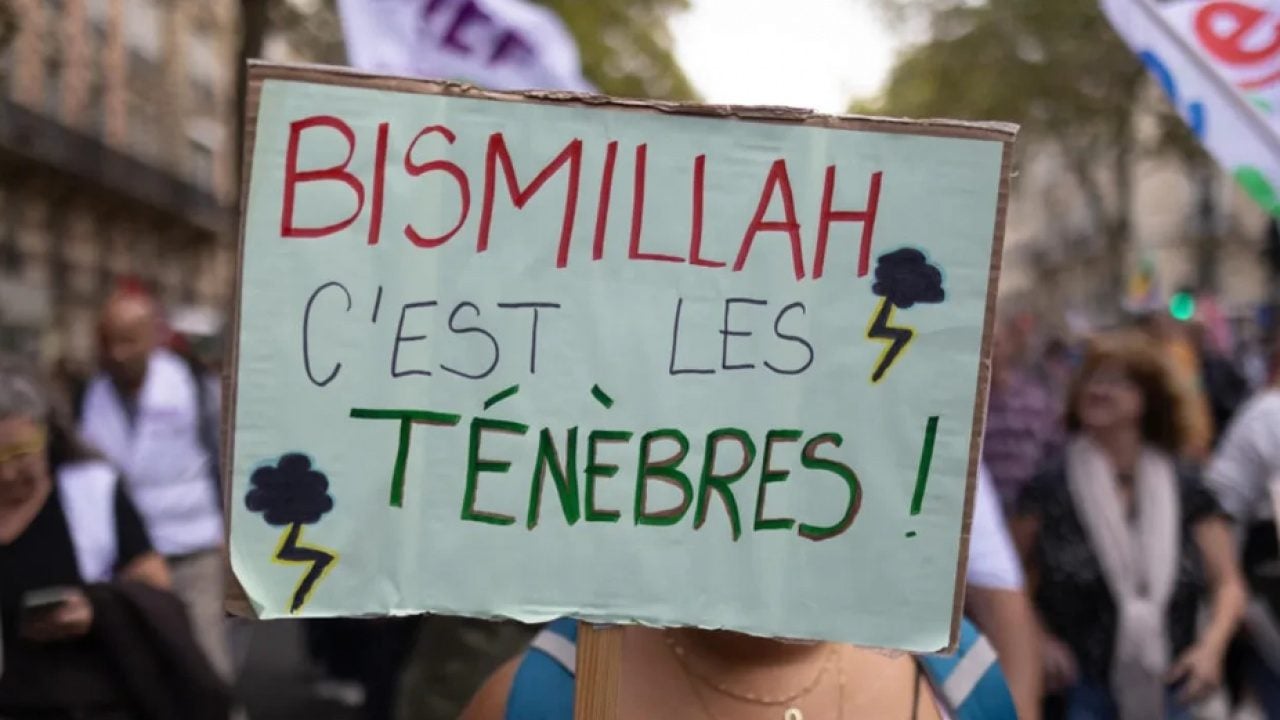 Foto - Fransa sokaklarında yayılan ‘Bismillah’ pankartının sırrı çözüldü! Bir anda slogan haline geldi