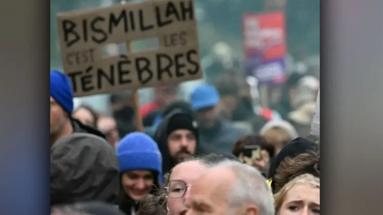 Foto - Fransa sokaklarında yayılan ‘Bismillah’ pankartının sırrı çözüldü! Bir anda slogan haline geldi