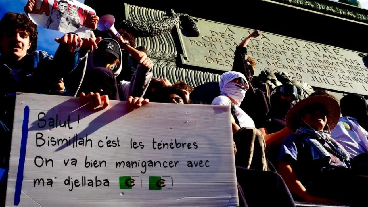 Foto - Fransa sokaklarında yayılan ‘Bismillah’ pankartının sırrı çözüldü! Bir anda slogan haline geldi