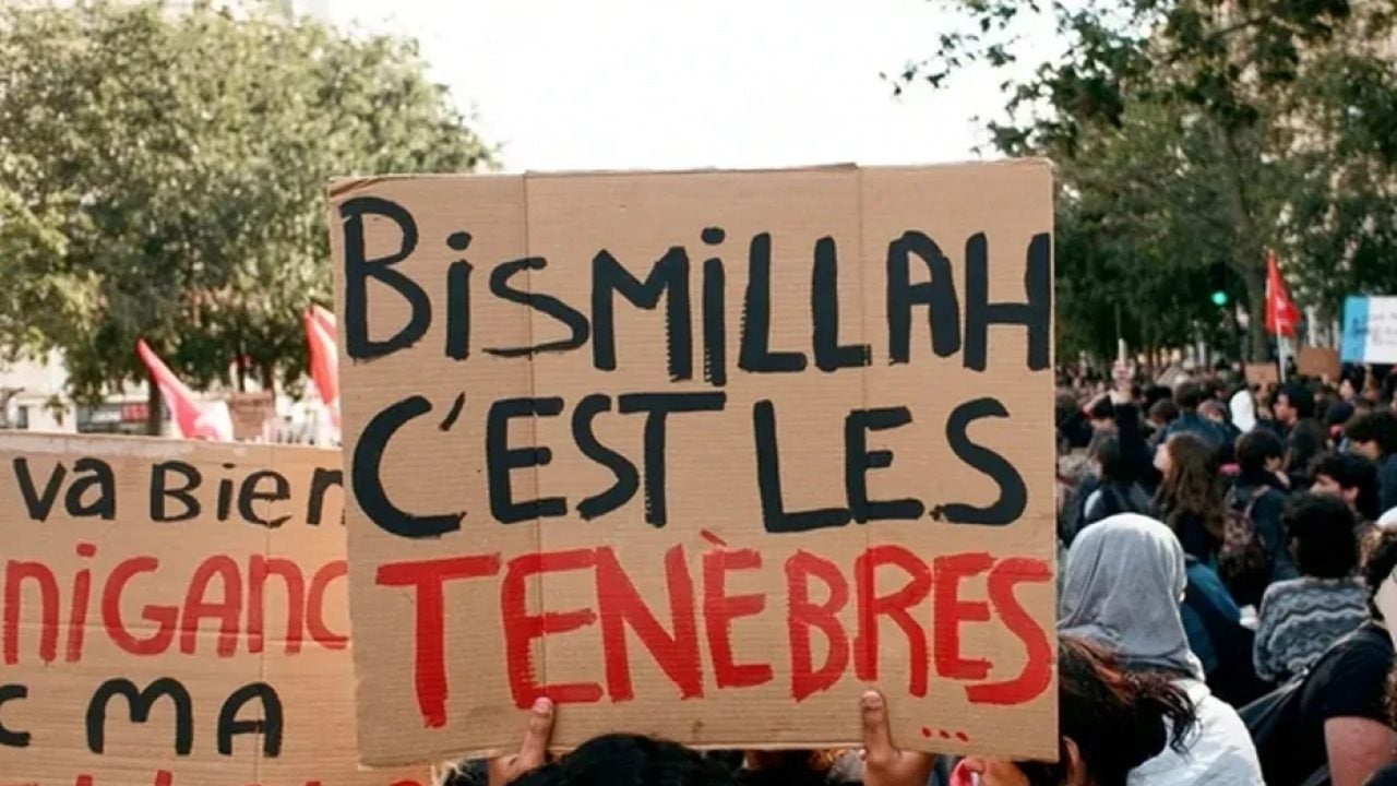 Foto - Fransa sokaklarında yayılan ‘Bismillah’ pankartının sırrı çözüldü! Bir anda slogan haline geldi