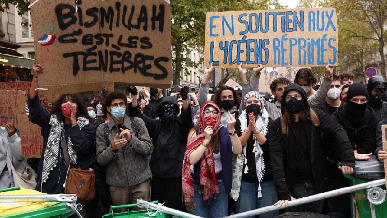 Foto - Fransa sokaklarında yayılan ‘Bismillah’ pankartının sırrı çözüldü! Bir anda slogan haline geldi