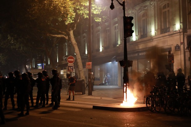 Fransa yangın yeri! Aşırı sağcılar ortalığı yakıp yıktı