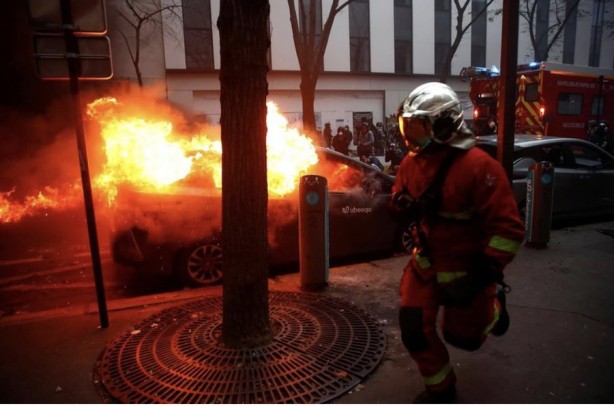 Foto - Fransa yanıyor!