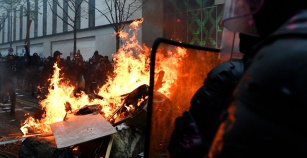 Foto - Fransa yanıyor!