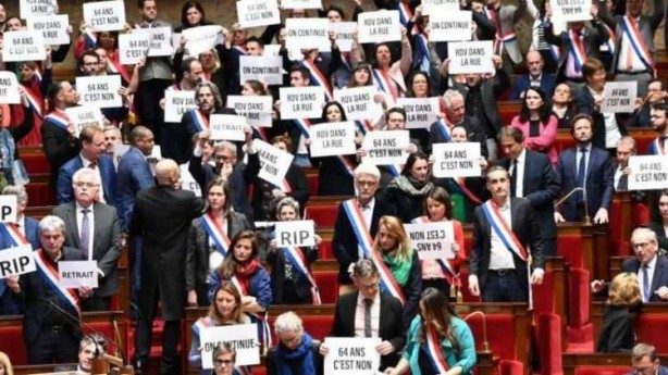 Foto - Fransa yanıyor: Macron kıl payı kurtuldu