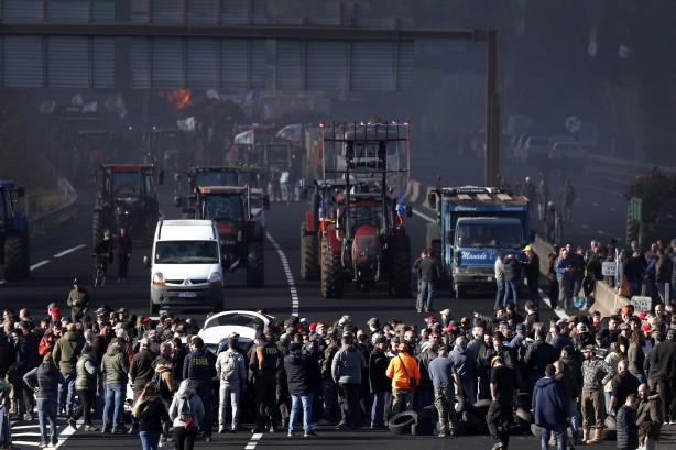 Foto - Fransa'da çiftçiler sokağa döküldü! İthal meyveleri ateşe verdiler