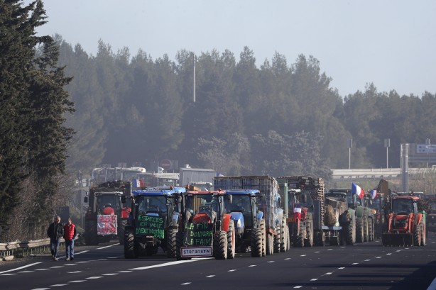 Foto - Fransa'da çiftçiler sokağa döküldü! İthal meyveleri ateşe verdiler