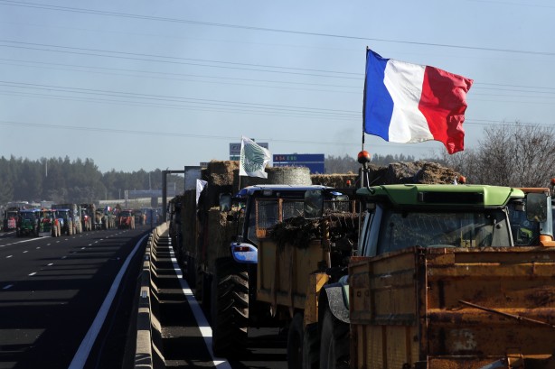 Foto - Fransa'da çiftçiler sokağa döküldü! İthal meyveleri ateşe verdiler