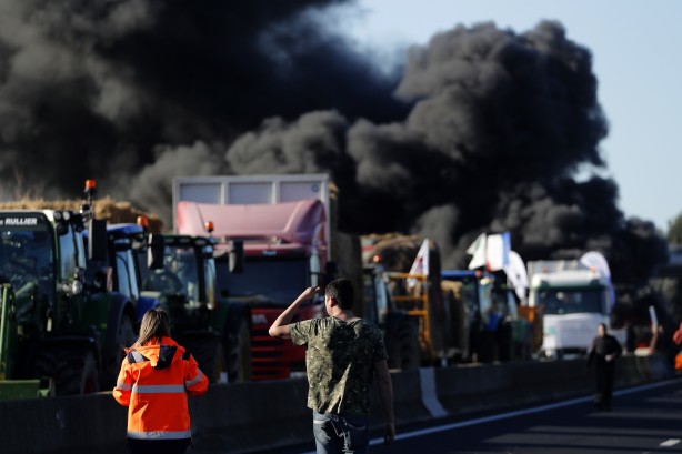 Foto - Fransa'da çiftçiler sokağa döküldü! İthal meyveleri ateşe verdiler