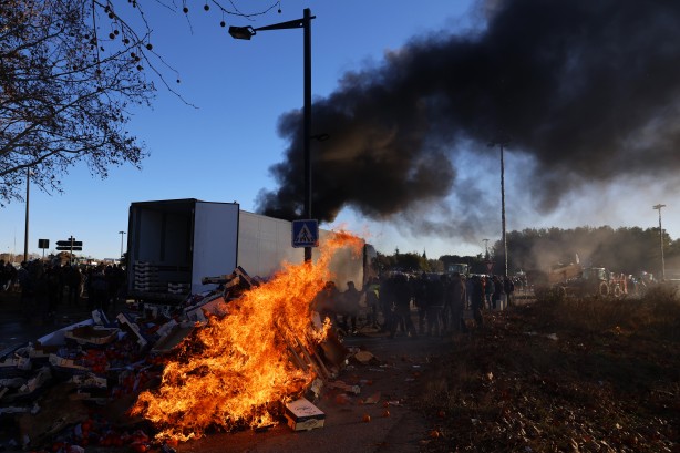 Foto - Fransa'da çiftçiler sokağa döküldü! İthal meyveleri ateşe verdiler