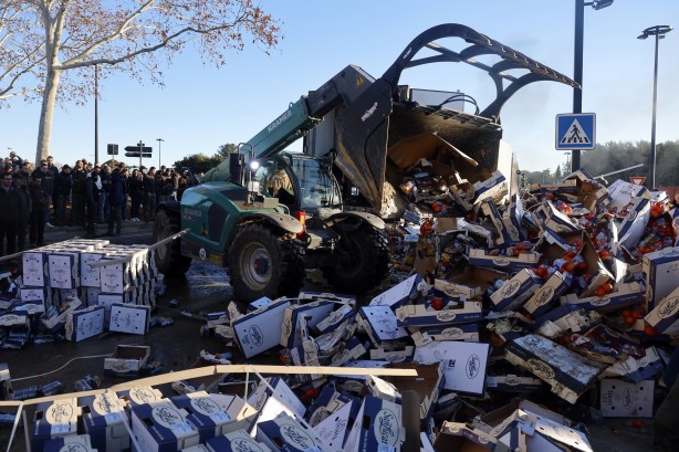 Foto - Fransa'da çiftçiler sokağa döküldü! İthal meyveleri ateşe verdiler