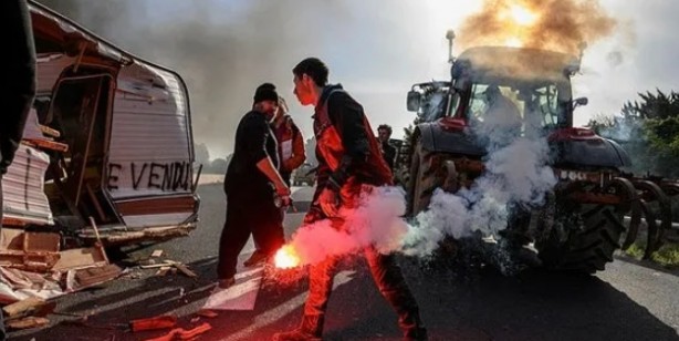 Foto - Fransa'da çiftçilerden protesto! Sosyal güvenlik kurumu binası ateşe verildi