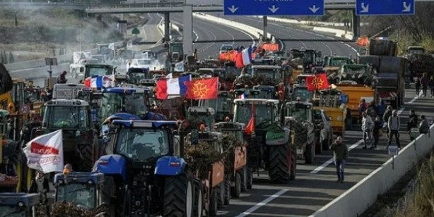 Foto - Fransa'da çiftçilerden protesto! Sosyal güvenlik kurumu binası ateşe verildi