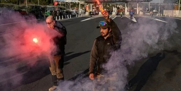 Foto - Fransa'da çiftçilerden protesto! Sosyal güvenlik kurumu binası ateşe verildi