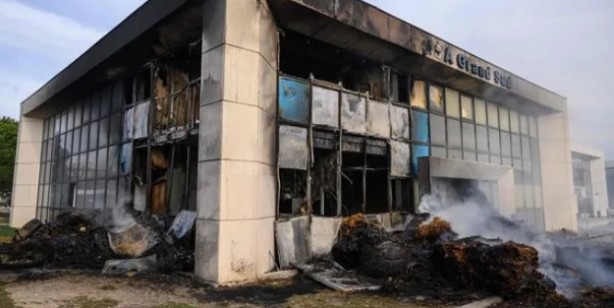 Foto - Fransa'da çiftçilerden protesto! Sosyal güvenlik kurumu binası ateşe verildi