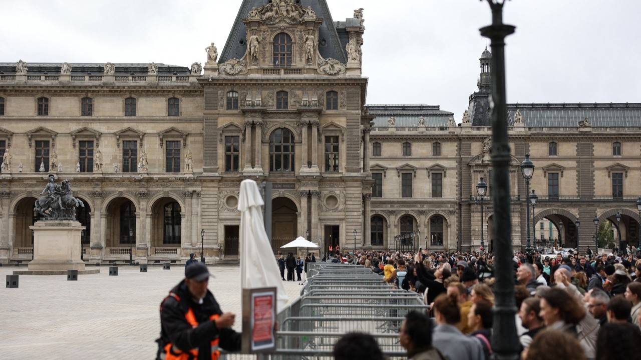 Fransa Louvre Müzesi soygun için harekete geçti: Bağlantılı 2 kişi gözaltına alındı 