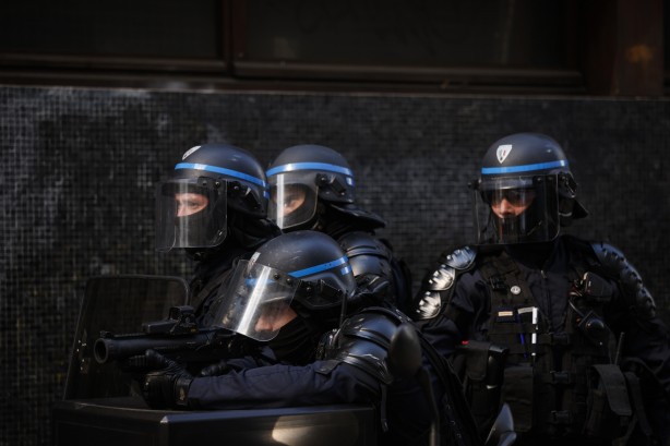 Foto - Fransa'da endişelendiren görüntü! Olaylı 1 Mayıs kutlamalarında onlarca kişiye gözaltı