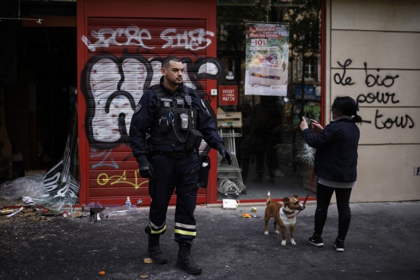 Foto - Fransa'da endişelendiren görüntü! Olaylı 1 Mayıs kutlamalarında onlarca kişiye gözaltı