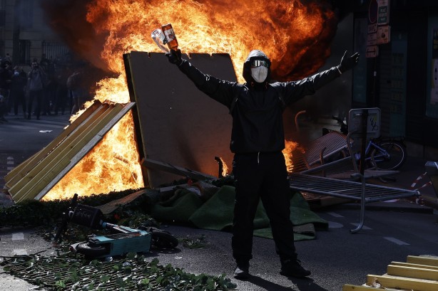 Foto - Fransa'da endişelendiren görüntü! Olaylı 1 Mayıs kutlamalarında onlarca kişiye gözaltı