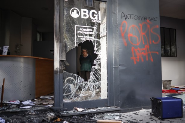 Foto - Fransa'da endişelendiren görüntü! Olaylı 1 Mayıs kutlamalarında onlarca kişiye gözaltı