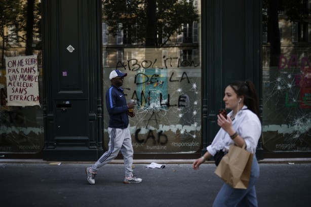 Foto - Fransa'da endişelendiren görüntü! Olaylı 1 Mayıs kutlamalarında onlarca kişiye gözaltı