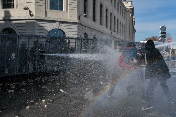 Fransa'da halk sokaklarda! Caddeler sokaklar yanıyor senato PKK'ya ödül nişanı vermekle meşgul