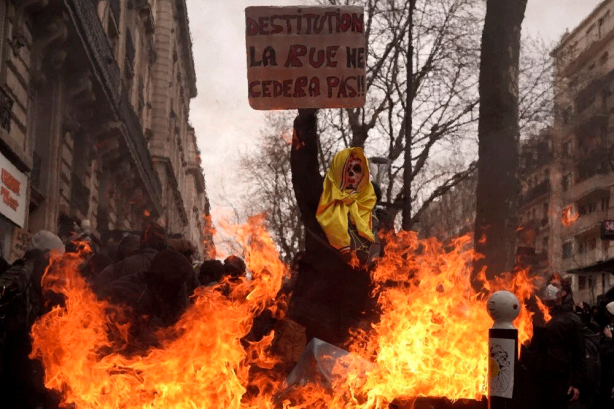 Foto - Fransa'da halk sokaklarda! Caddeler sokaklar yanıyor senato PKK'ya ödül nişanı vermekle meşgul