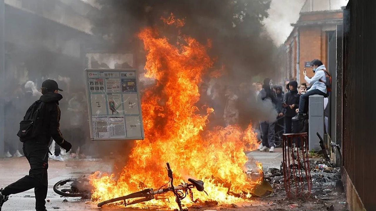 Foto - Fransa’da işler iyice zıvanadan çıktı: Binden fazla okul eylemde, 5 bin kişi gözaltında!