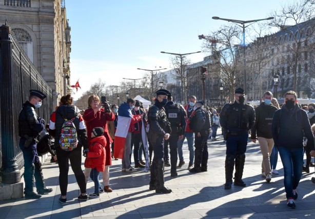 Foto - Fransa'da 'Kovid-19 karşıtları' alarmı! Polis kontrol noktaları oluşturdu