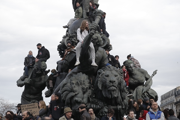 Foto - Fransa’da ortalık resmen yangın yeri: Sokaklar savaş alanına döndü