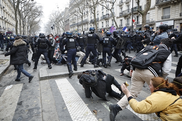 Foto - Fransa’da ortalık resmen yangın yeri: Sokaklar savaş alanına döndü