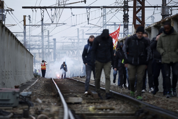 Foto - Fransa’da ortalık resmen yangın yeri: Sokaklar savaş alanına döndü