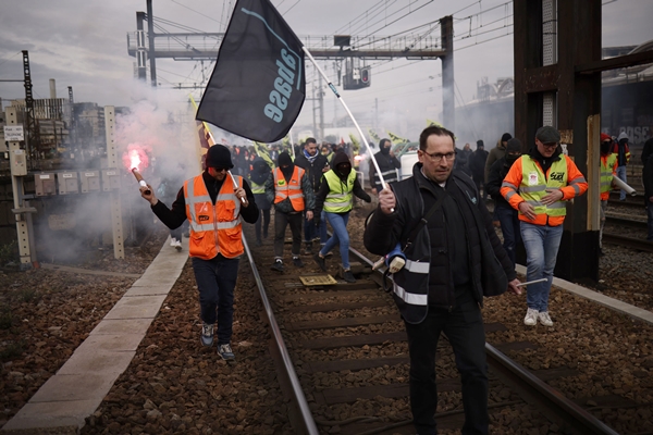 Foto - Fransa’da ortalık resmen yangın yeri: Sokaklar savaş alanına döndü
