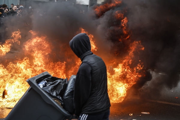 Foto - Fransa’da ortalık resmen yangın yeri: Sokaklar savaş alanına döndü