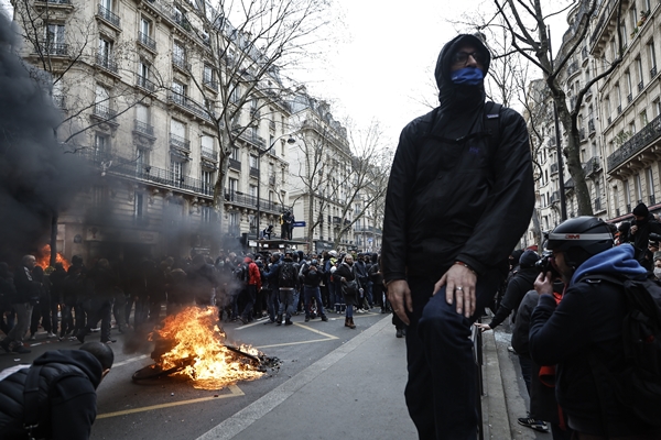 Foto - Fransa’da ortalık resmen yangın yeri: Sokaklar savaş alanına döndü