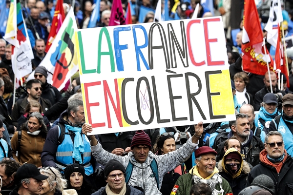 Foto - Fransa’da ortalık resmen yangın yeri: Sokaklar savaş alanına döndü