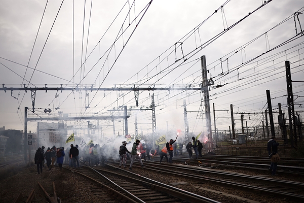 Foto - Fransa’da ortalık resmen yangın yeri: Sokaklar savaş alanına döndü