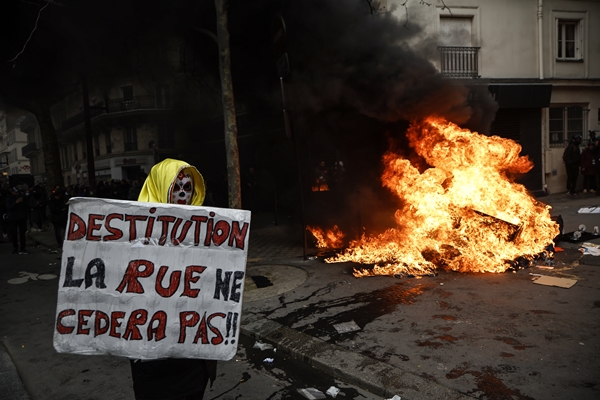 Foto - Fransa’da ortalık resmen yangın yeri: Sokaklar savaş alanına döndü