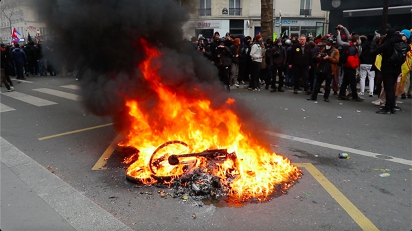 Foto - Fransa’da ortalık resmen yangın yeri: Sokaklar savaş alanına döndü
