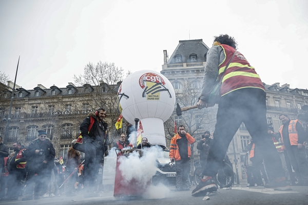 Foto - Fransa’da ortalık resmen yangın yeri: Sokaklar savaş alanına döndü