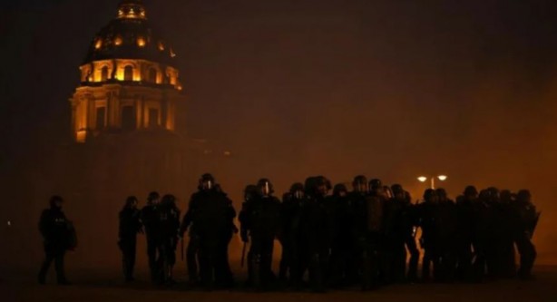 Foto - Fransa'da polis göstericilere acımadı