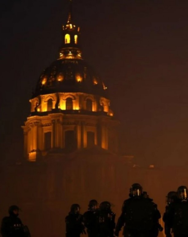 Fransa'da polis göstericilere acımadı
