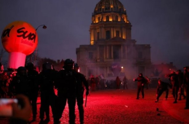 Foto - Fransa'da polis göstericilere acımadı